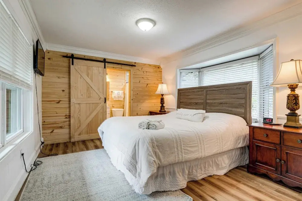 Artful Craftsman by Avantstay Sleeps 12 Hot Tub, Firepit, and Pond Gatlinburg + National Parks