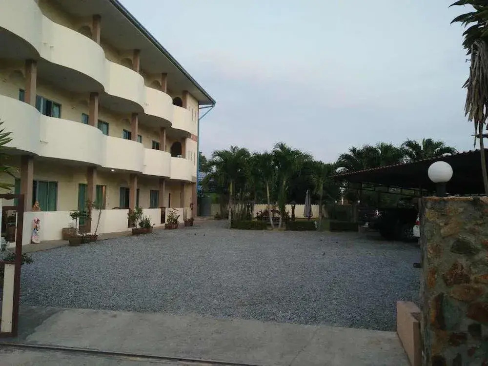 RoomQuest One Bangsaray