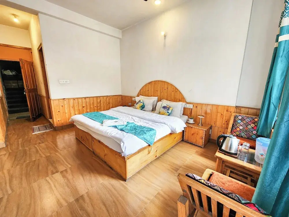 Singh Saab Rooms & Cafe