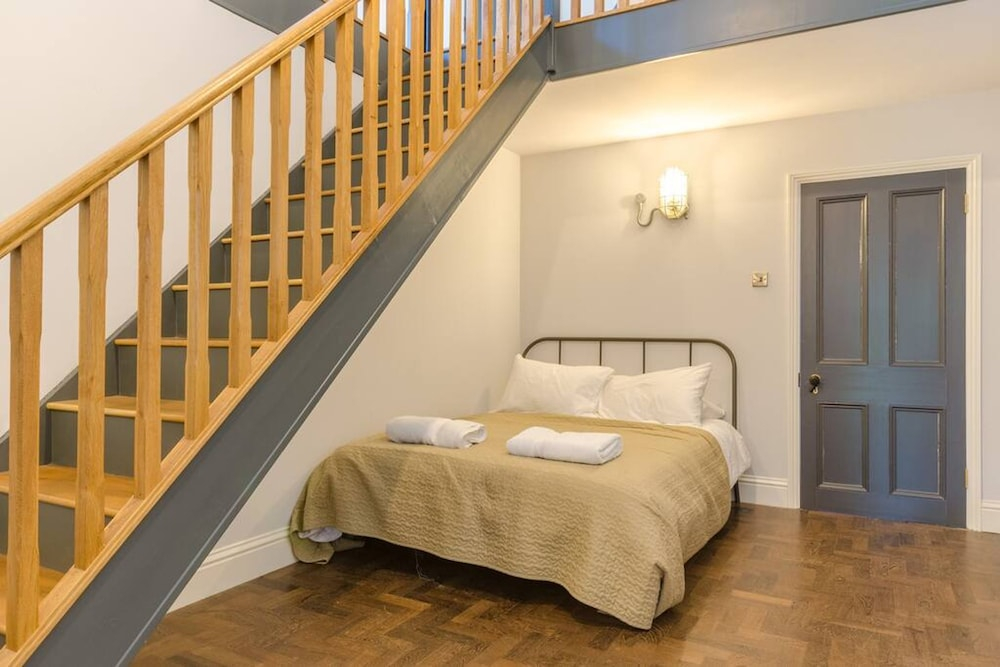 Entire Victorian Schoolhouse With hot tub and Harbour Views