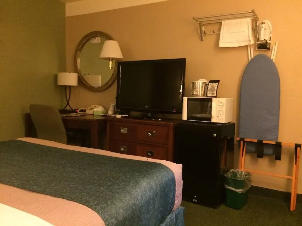 East Hills Inn And Suites