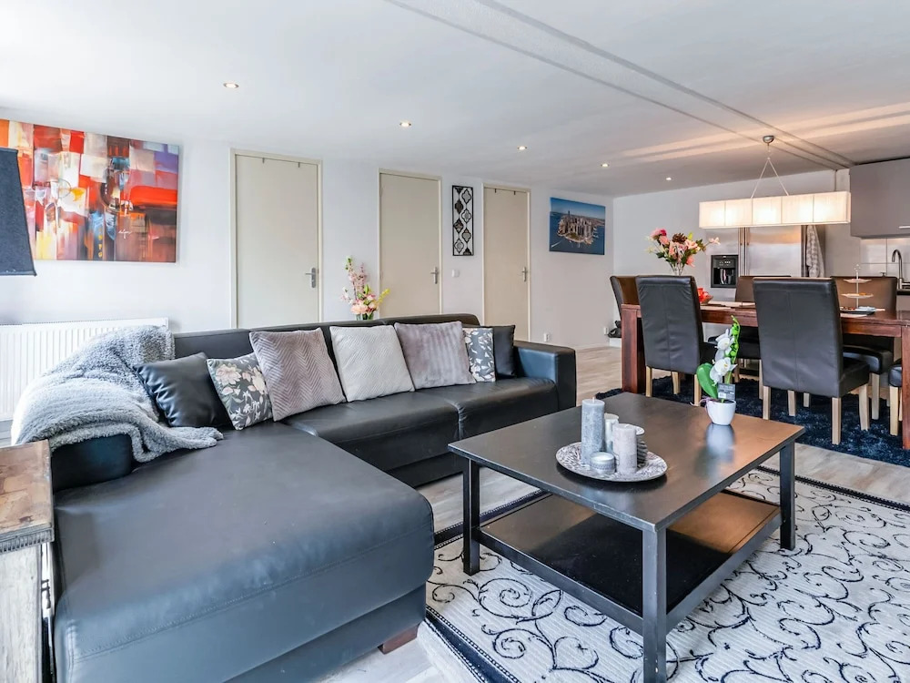 Modern Holiday Home in Badhoevedorp near the Lake