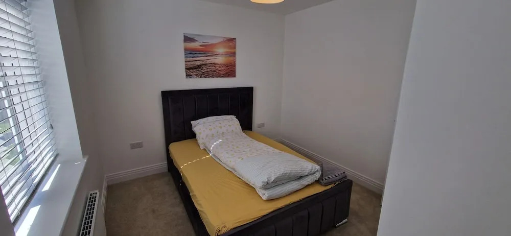 Peterborough - House - Sleeps 8 - Parking - Garden