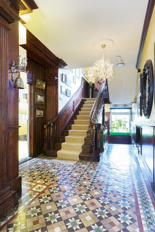 Veeve - Heritage House