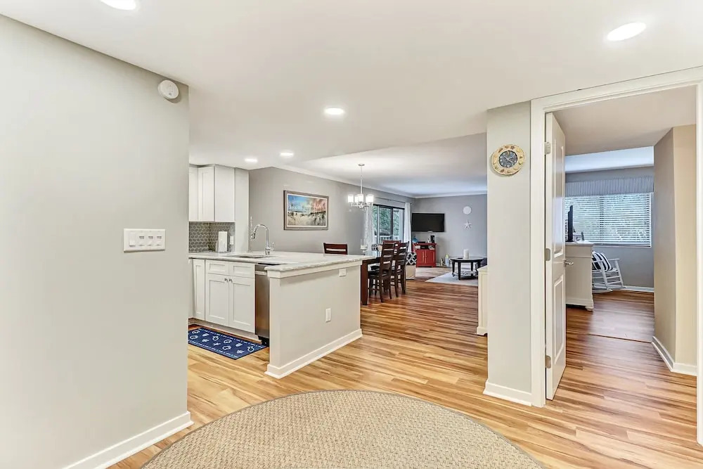 Recently Renovated Secluded Beachwood Condo Free Wifi by Redawning