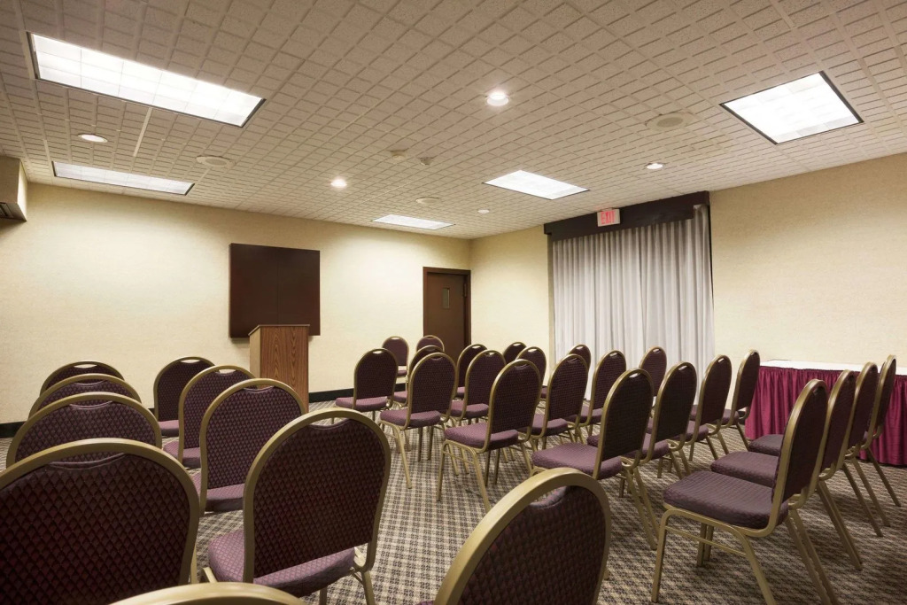 HomeTowne Studios by Red Roof & Conference Center Cortland