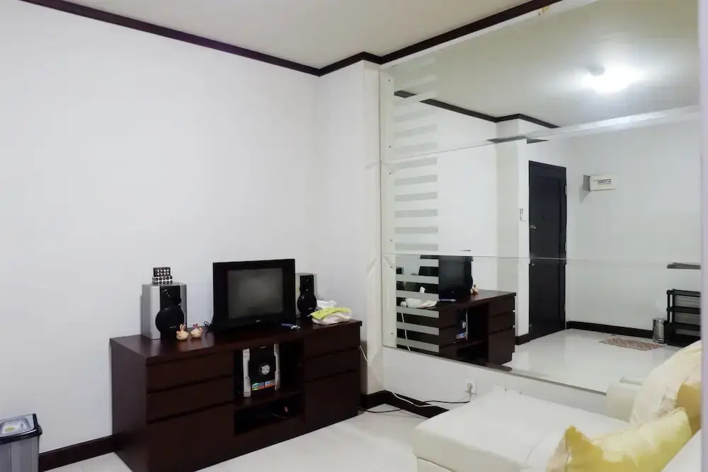 1BR City View Apartment at Cosmo Mansion