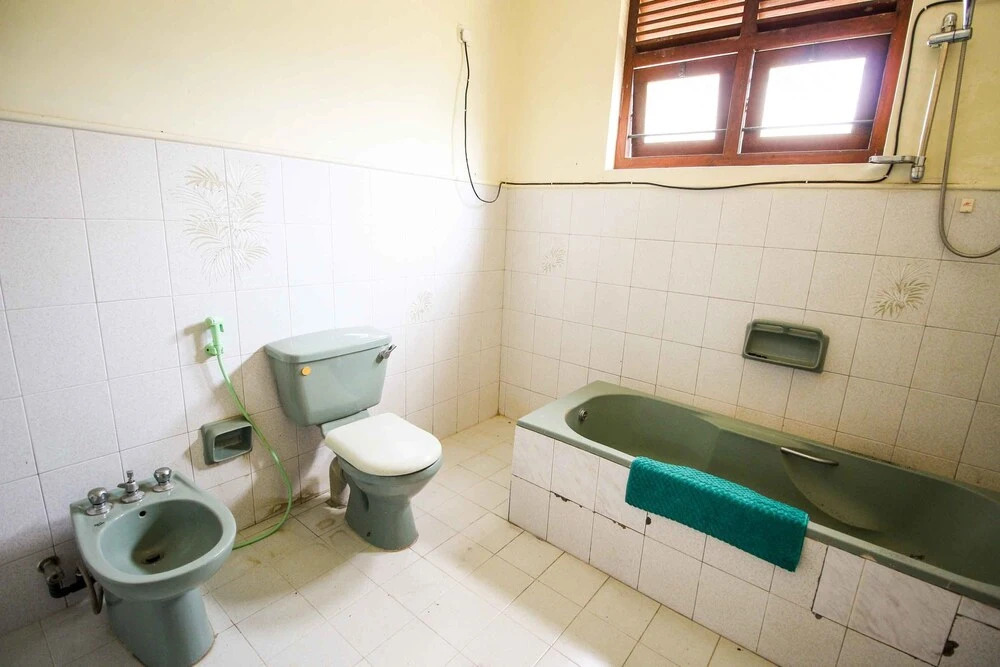 Yoho Airport Way Bungalow