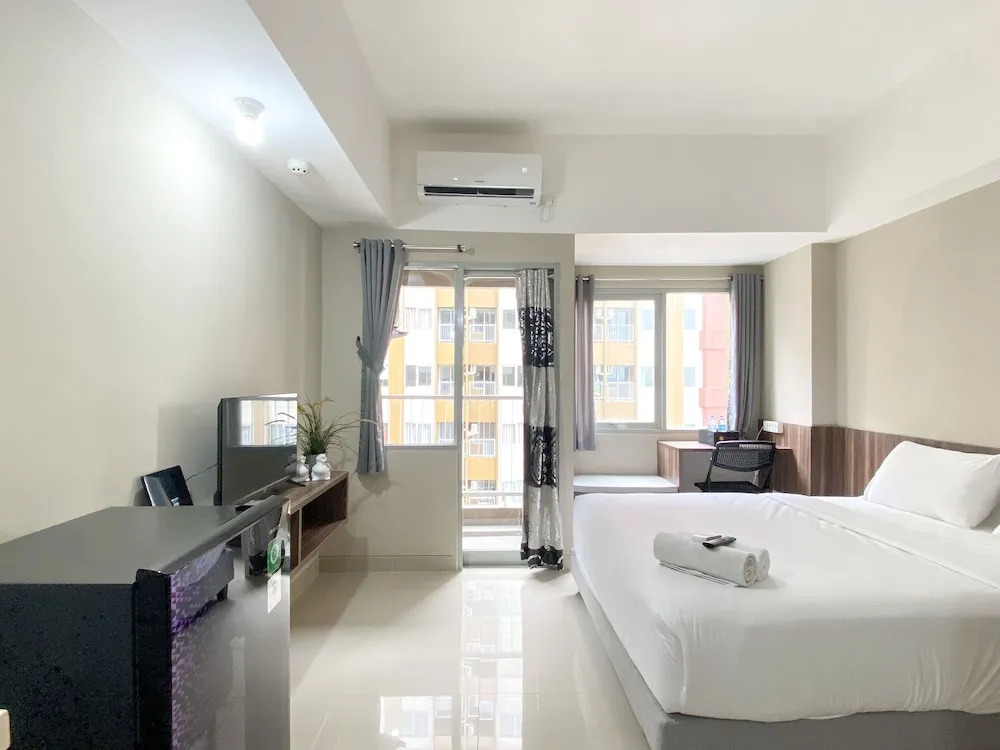 Modern Look Studio Room at LRT City Jatibening Apartment