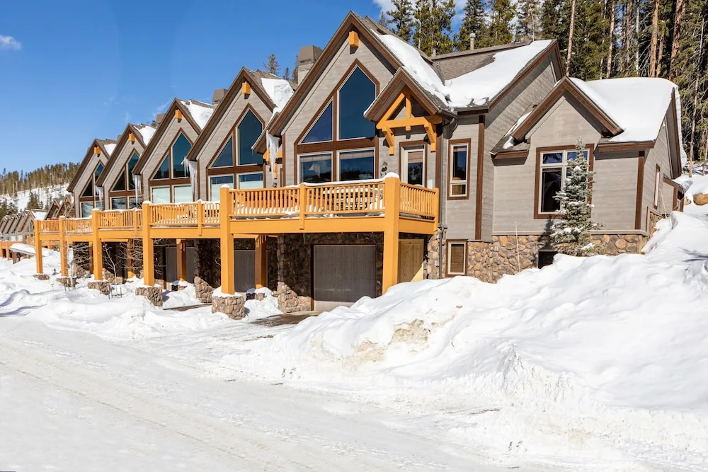 New Listing! Upscale W/ Private Hot Tub 5 Bedroom Townhouse