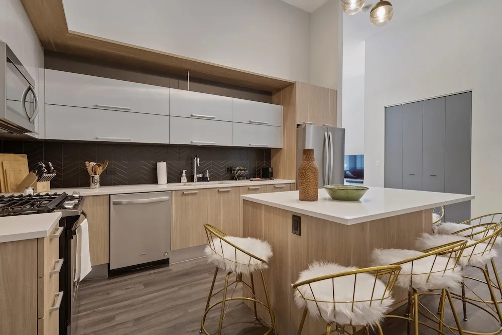 Downtown Charm 2BR Comfort Great Amenities