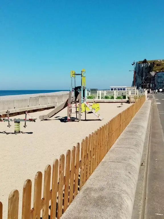Appartement avec Balcon au 1er étage Vue latérale Mer à 50 mètres de la plage à Mers les Bains.