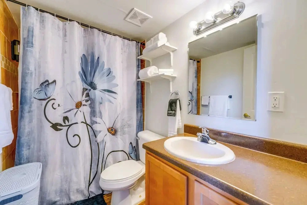 Steps to Riverwalk! City-view Condo in Corktown