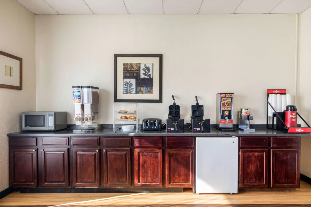 Econo Lodge Inn & Suites Conference Center Dublin