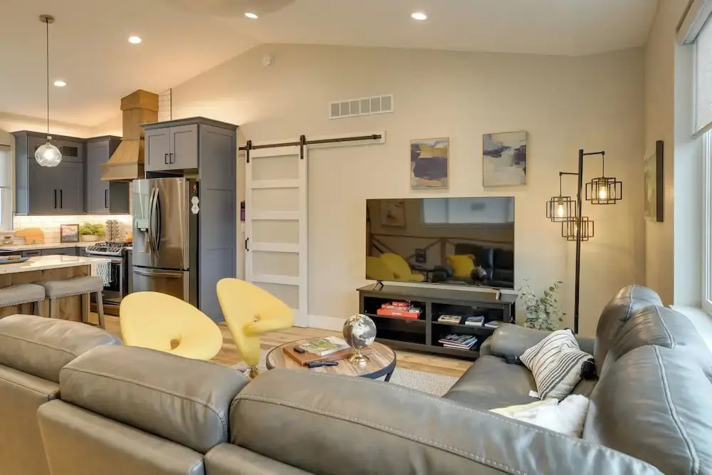 Anchorage Apartment w/ a View ~ 3 Mi to Airport