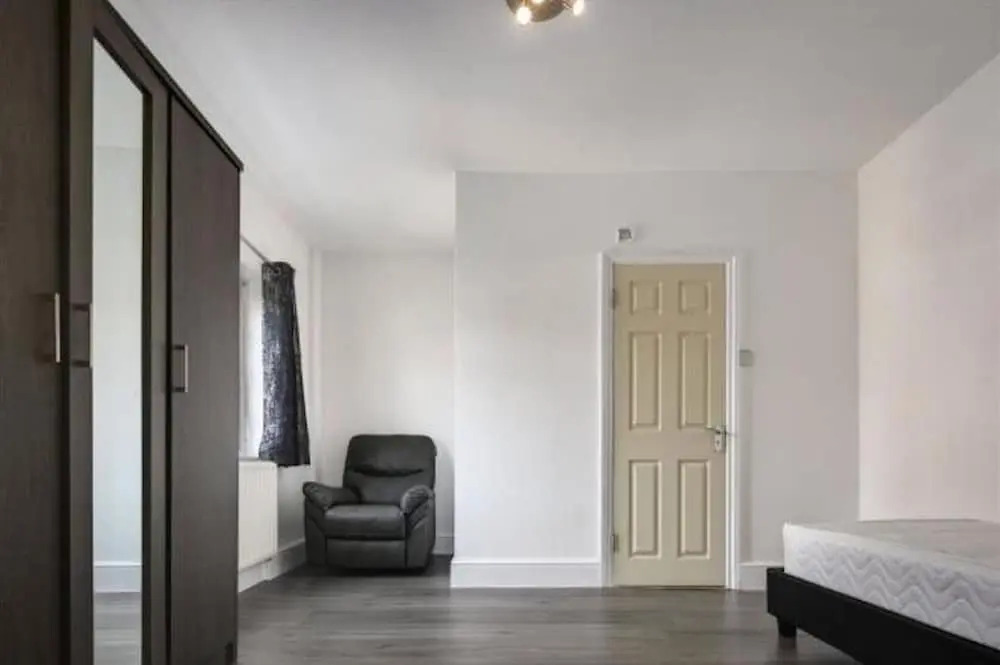 Room in Guest Room - Limehouse Townhomes Modern Spacious Serviced En-suite Room With a Garden View