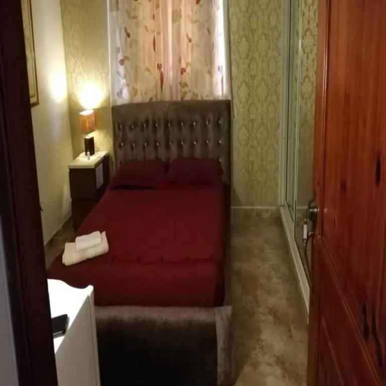 Nely y Pietro share apartment