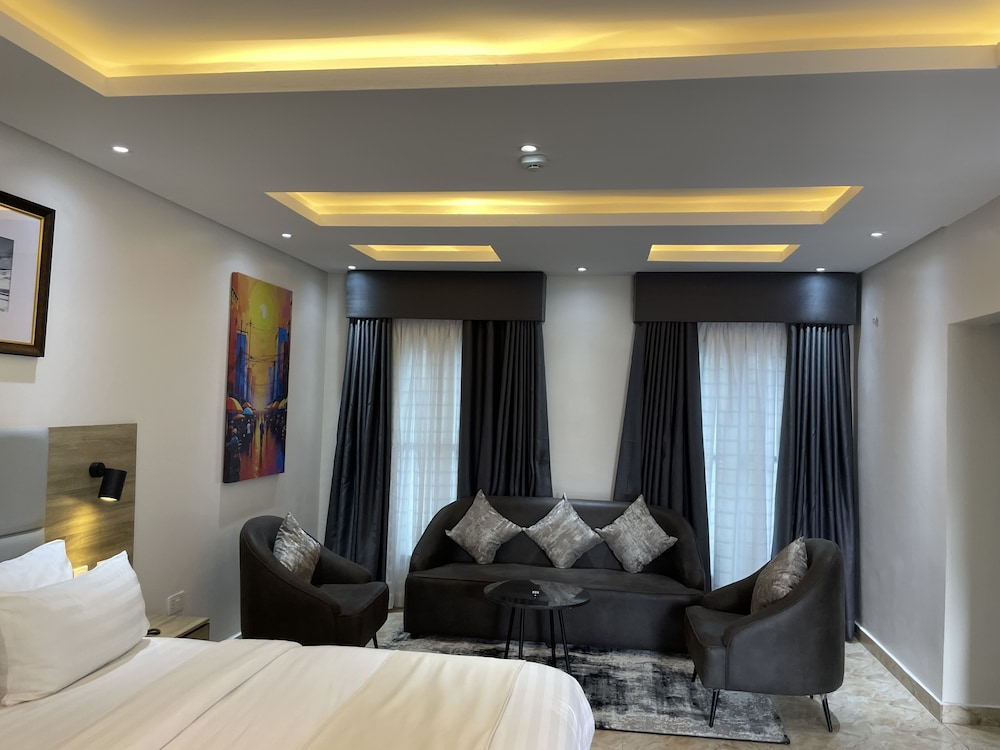 Ringruby Hotel, Oladipo Bateye