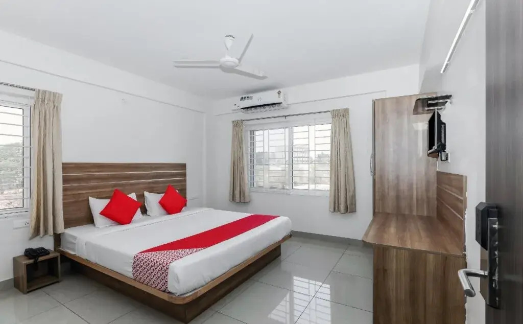 The Red Lotus Premium By OYO Rooms