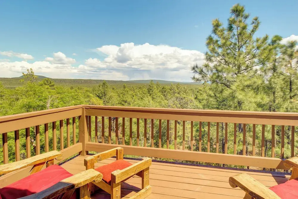 2 Mi to Show Low Lake: Scenic Cabin w/ Balcony