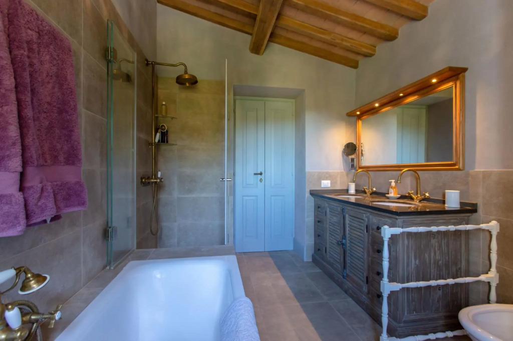 From the moment you enter the gates of the majestic driveway to the villa until you arrive at this b-La Colonica