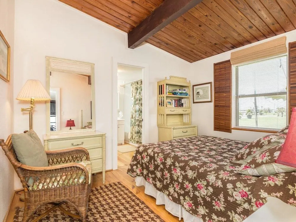 San Luis Tiki House - 3 Br home by RedAwning