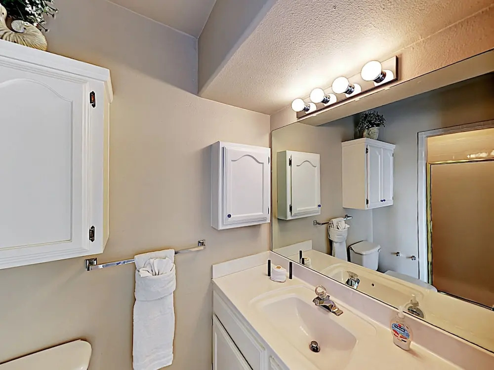 New Listing! Island W/ Pool, Walk To Beach 2 Bedroom Condo