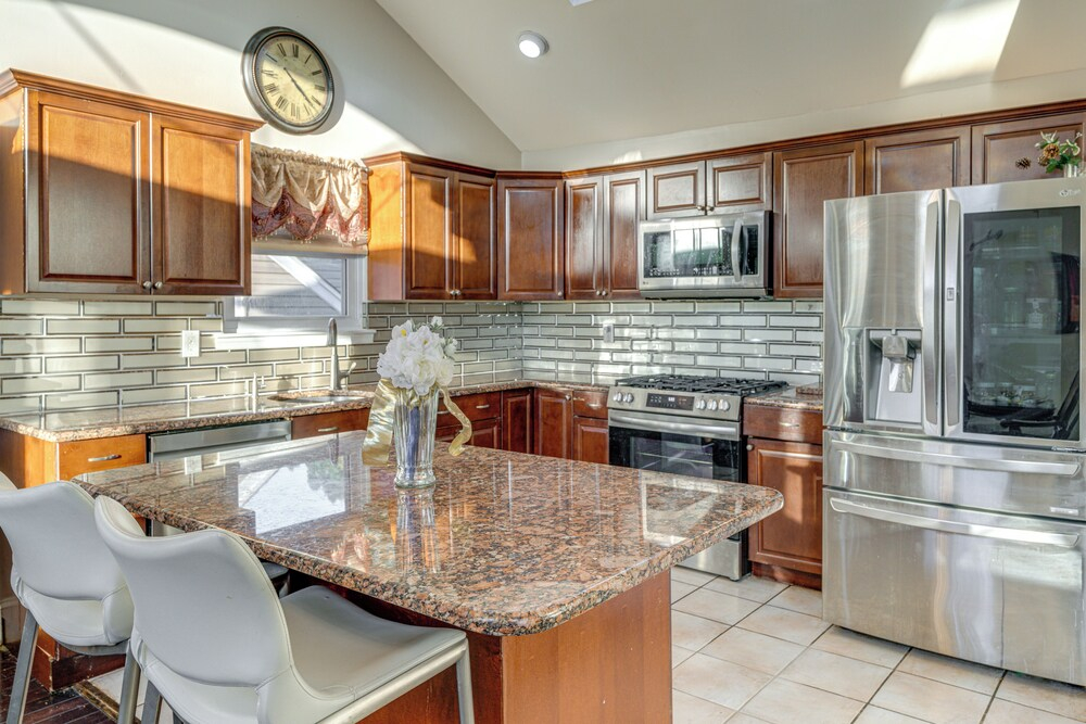 2 Mi to Dtwn Freeport! Apt w/ Deck in Baldwin