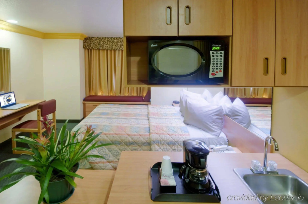 H3 Inn & Suites - LAX Airport - Los Angeles
