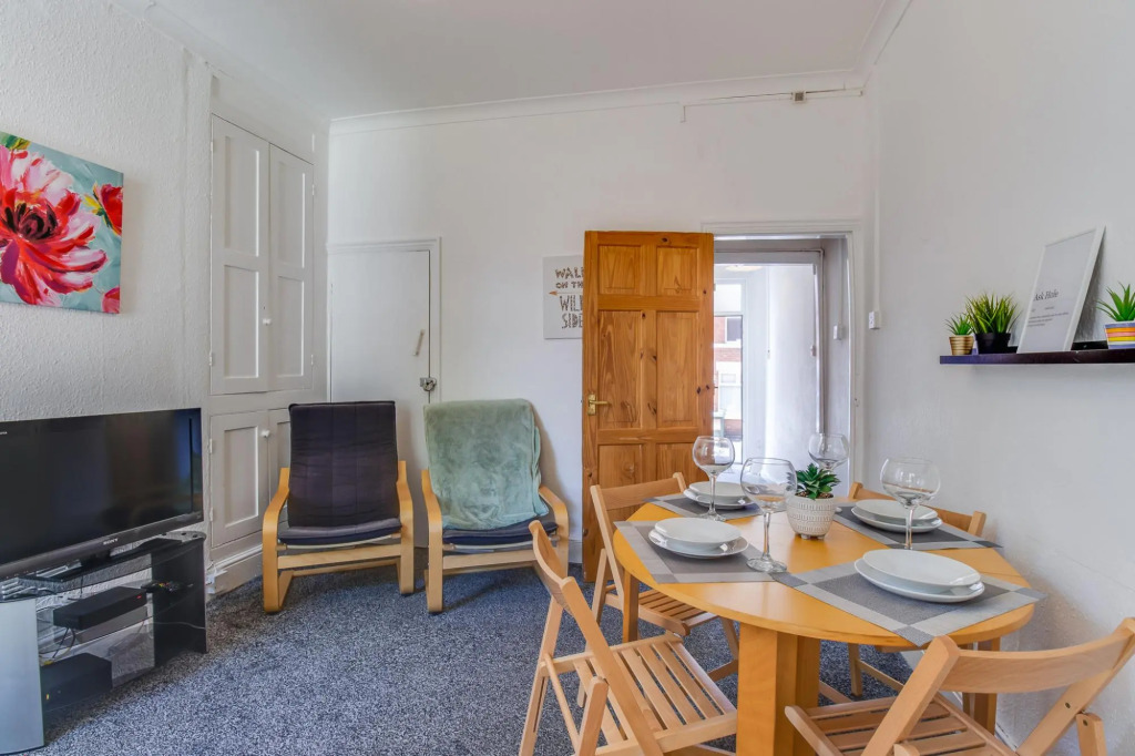 Stayzo House Accommodation- Coventry Free Parking