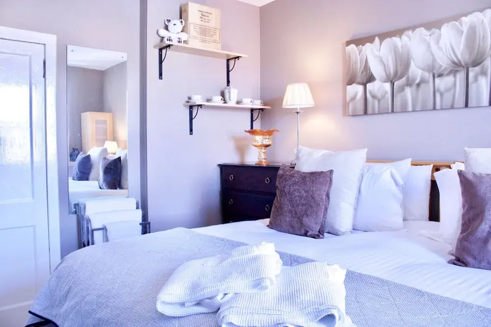 2 Bedroom Central Edinburgh Flat