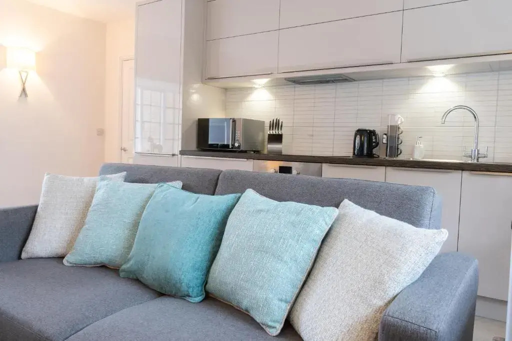 Premiere City Centre Apartment with Gated Parking and Excellent Feedback, Big Double Bedroom, Balcony, Courtyard Garden, Ideal for Long Stays, WFH, Getaways and Ongoing Contracts