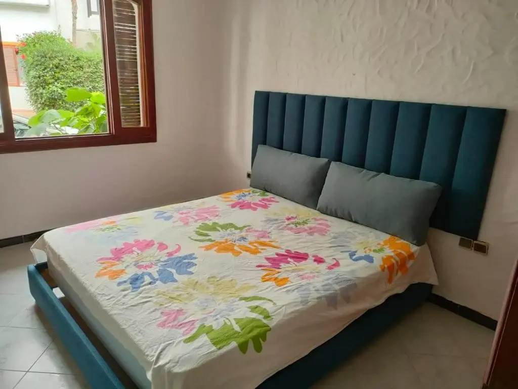 Superbe appartement tout équipé dans une résidence avec piscine, espace de jeux, restaurant, supérette et parking en plein cœur de Cabo Negro à moins de 5 min de marche de la plage et 10 min de M'diq sur la côte méditerranéenne du Maroc