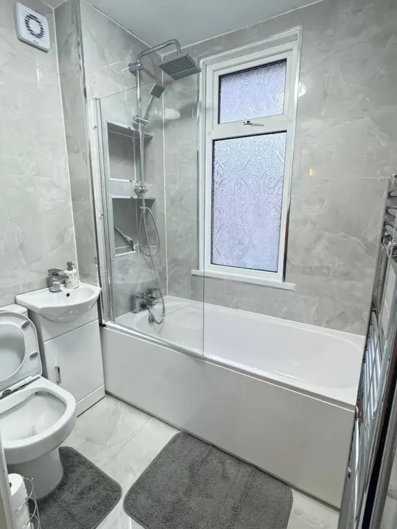 Charming Luton Home for Families & Business Stays