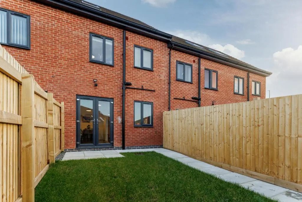 Air Host and Stay - Brand new 3 bedroom house sleeps 8 minutes from LFC and city centre Ref25