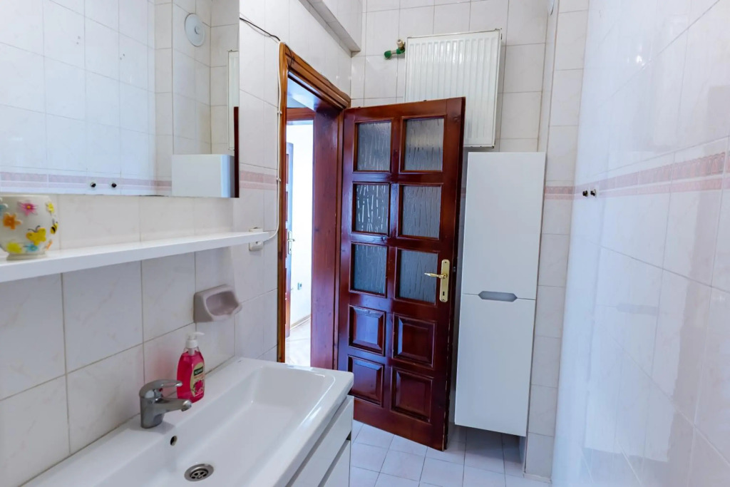 All air conditioned & Heated 3 Bedrooms Flat in the City
