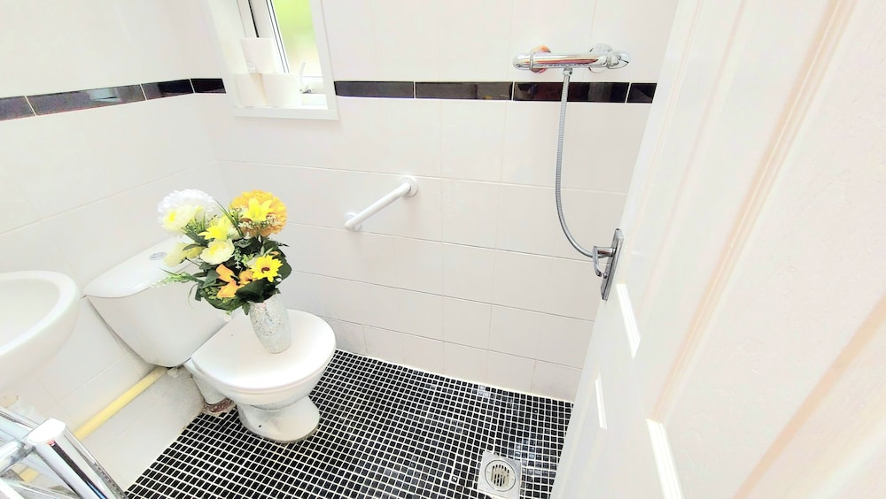 5Br House-sleeps12-garden-familyfriendly