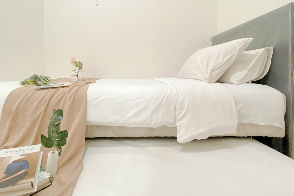 Warm And Restful 2Br At Green Pramuka City Apartment