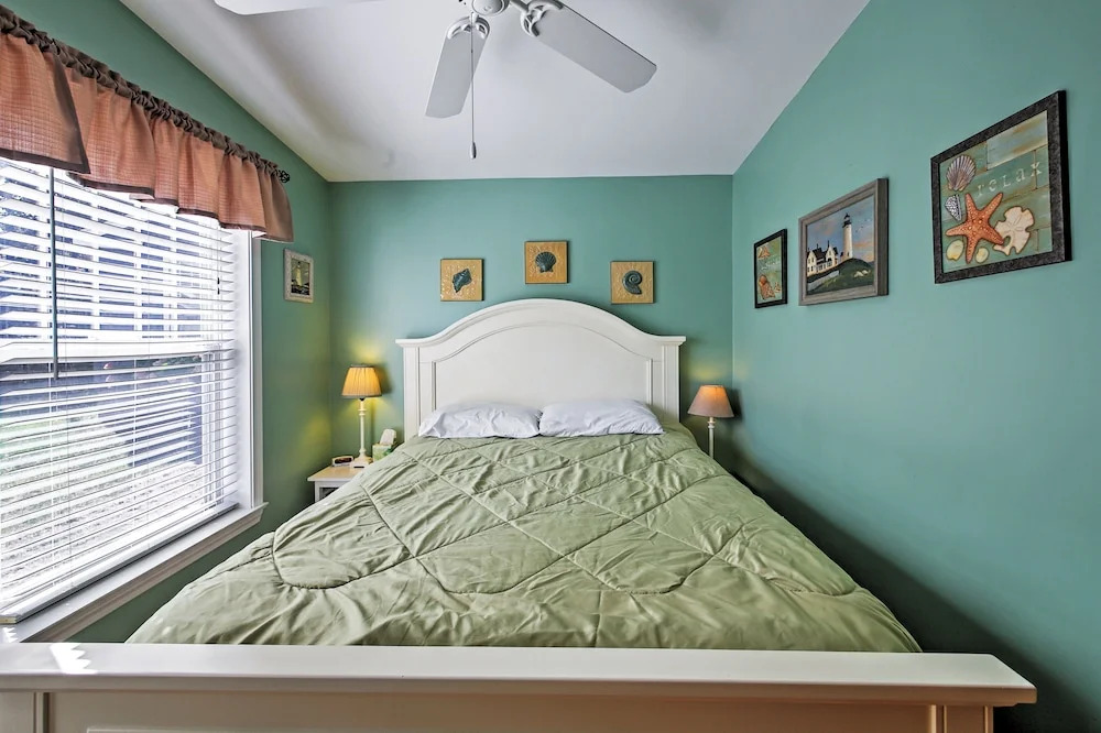 Wells Beach Cottage w/ Pool Access ~ 1 Mi to Coast