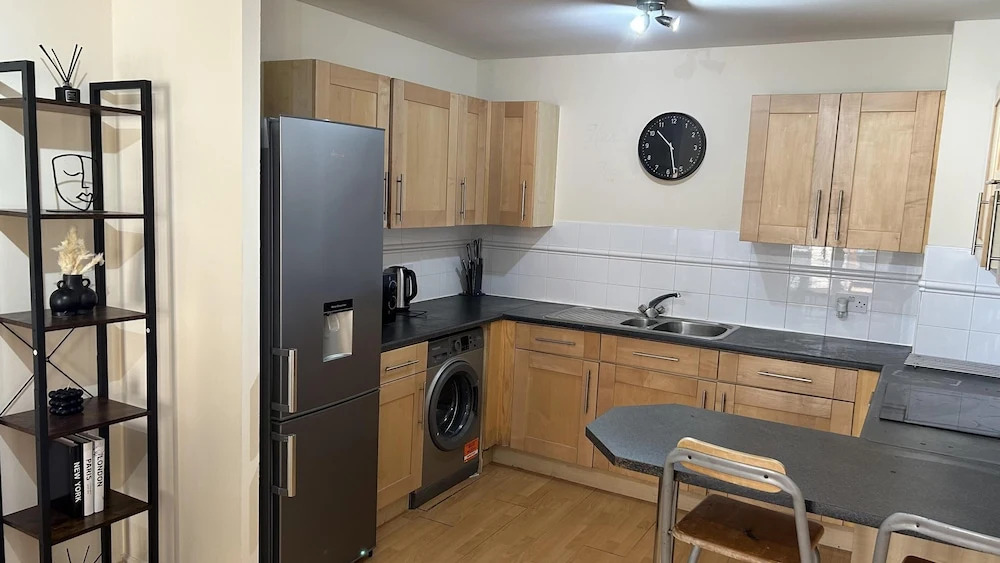 Spacious 1-bed Apartment in London sea View