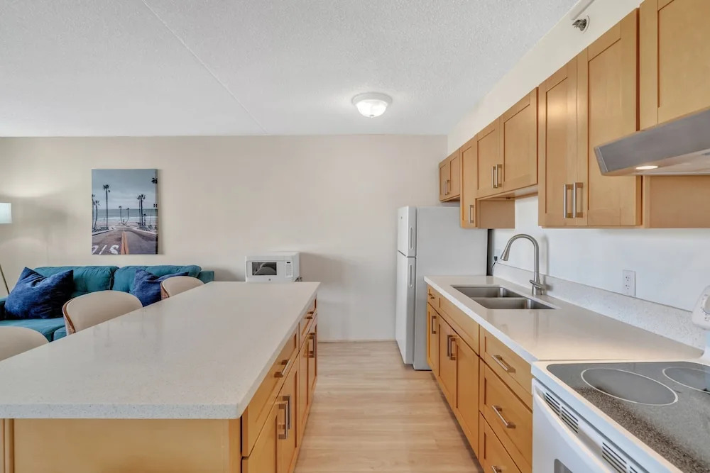 Deluxe Ocean View Condo 2 Queen Beds in Waikiki, FREE Parking & Wi-Fi by Koko Resort Vacation Rentals