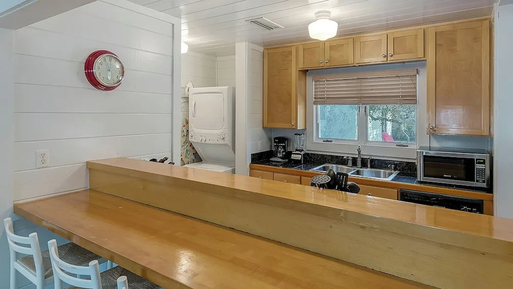 Beautiful Original Seaside Cottage + Swim & Tennis Club: Sleeps 6