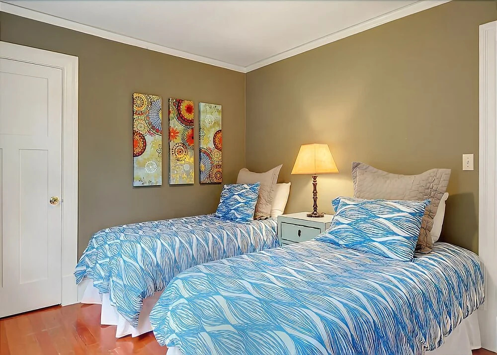 Ravenna Farm House - Four Bedroom Home with Fireplace