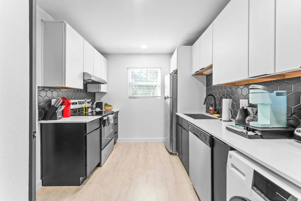 Prime SoCo boutique studios with laundry WiFi 7 Min to DT