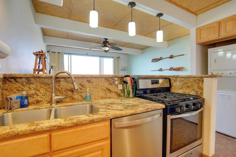 Kailua-kona Condo: Steps to Beach & Downtown!
