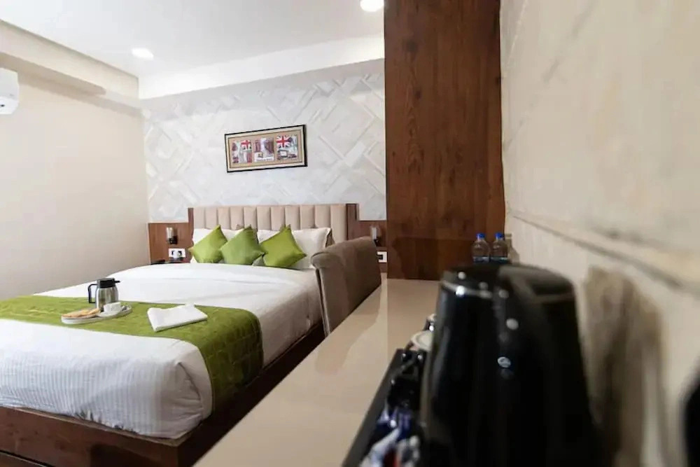 HOTEL EMERALD INN