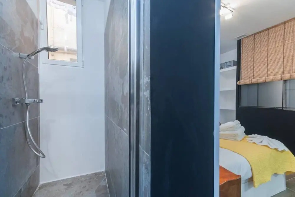 Spacious Designer Two Bed Apartment in Malasaña