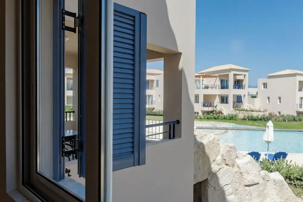 Phaedrus Living: Seaside Thalassa Cretan D101
