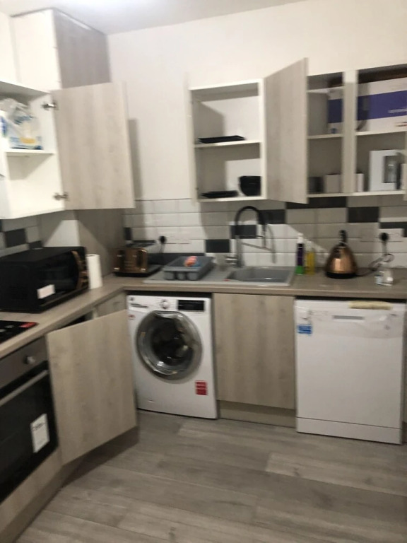 Stunning 1-bed Apartment With En-suite in Strood