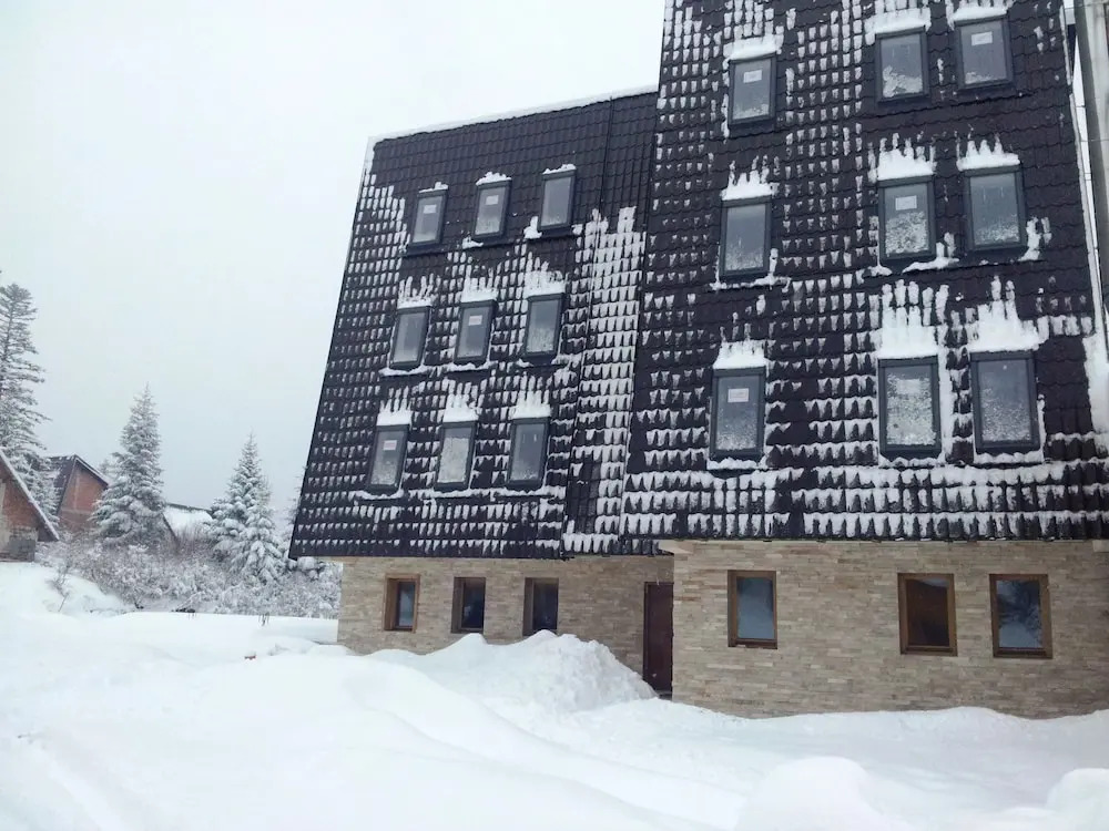 Apartments and rooms Max-Well